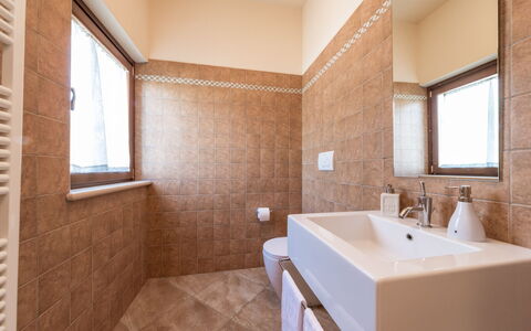 Casale Rosy 6+2: Salle De Bains, Luminaire Plomberie, Sol, Sol, Lavabo, Évier, Design Intérieur, Robinet, Plafond, Plomberie