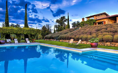 Casale delle Lavande 10: Bleu, Piscine, Jardin, Recours, Eco Hôtel, Aménagement Paysager, Biens, Hacienda, Caractéristique De L'Eau, Villa