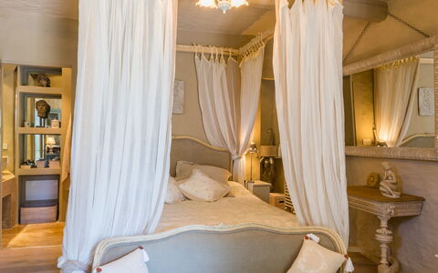 Il Castellaccio 8: Meubles, Design Intérieur, Lit, Chambre, Literie, Drap De Lit, Bois, Pièce, Sol, Plafond
