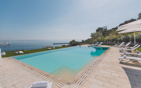 Villa Triscele 10: Bleu, L'Eau, Piscine, Recours, Mer, Cotiers Et Relief Océaniques, Côte, Mobilier De Jardin, Océan, Loisir