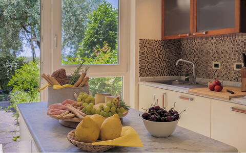Il Ciliegio sul Lago 6: Cuisine, Comptoir, Meubles, Design Intérieur, Vaisselle, Appareil De Cuisine, Domicile, Sol, Robinet, Aliments