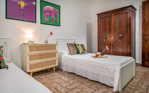 Il Giardino dei Limoni 8: Meubles, Lit, Design Intérieur, Chambre, Mur, Sol, Sol, Bois, Literie, Drap De Lit