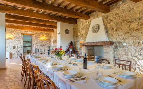 Santa Illuminata 12: Meubles, Table, Table Cuisine Et Salle A Manger, Chaise, Salle À Manger, Villa, Restaurant, Ferme, Hôtel, Plante D'Appartement