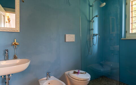 Villa Agave 8: Bleu, Salle De Bains, Mur, Luminaire Plomberie, Lavabo, Sol, Design Intérieur, Robinet, Sol, Plomberie