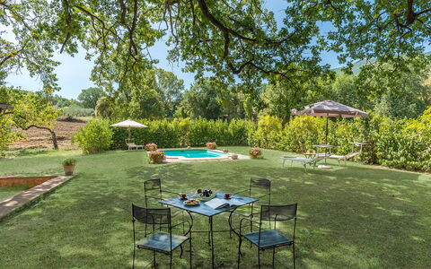 Mulino della Quercia 2+1: Arbre, Piscine, Arbuste, Jardin, Recours, Pelouse, Ombre, Eco Hôtel, Aménagement Paysager, Arrière-Cour