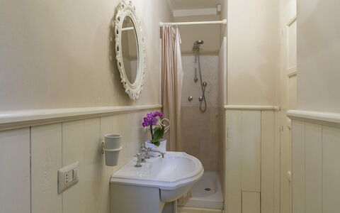Villa la Corte 6: Salle De Bains, Design Intérieur, Luminaire Plomberie, Lavabo, Sol, Plomberie, Sol, Robinet, Pièce, Évier