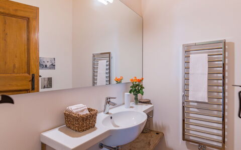 Tenuta Bellafonte 14: Design Intérieur, Mur, Luminaire Plomberie, Sol, Sol, Lavabo, Robinet, Évier, Salle De Bains, Plomberie