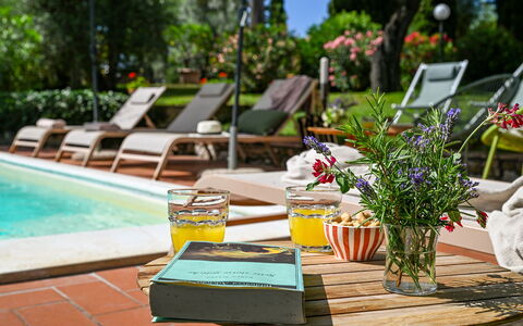 Villa Caterina 8: Piscine, Mobilier De Jardin, Meubles, Recours, Balancelle, Eco Hôtel, Jardin, Chaise, Tableau De Plein Air, Ombre