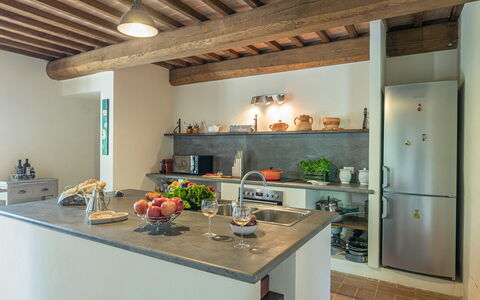 Podere di Salci 10: Cuisine, Meubles, Comptoir, Design Intérieur, Mur, Sol, Appareil De Cuisine, Bois, Cabinetry, Domicile