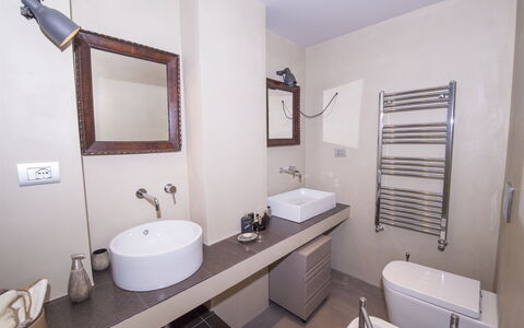 Villa Aura 6: Salle De Bains, Lavabo, Luminaire Plomberie, Sol, Évier, Design Intérieur, Sol, Mur, Robinet, Miroir