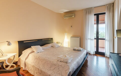 Villa Elda 6: Lit, Design Intérieur, Chambre, Meubles, Pièce, Drap De Lit, Sol, Sol, Literie, Plafond