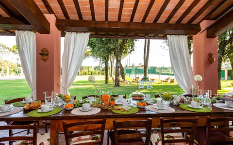 Villa Elisa 16: Meubles, Table, Chaise, Jardin, Mobilier De Jardin, Pelouse, Ombre, Recours, Table Cuisine Et Salle A Manger, Cour