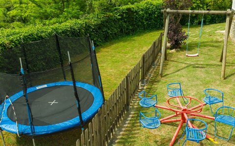 La Villa Dina 10: Trampolining - Materiel Et Fournitures, Bleu, Trampoline, Trampolining, Équipement Extérieur Play, Ombre, Loisir, Jardin, Terrain De Jeux, Pelouse