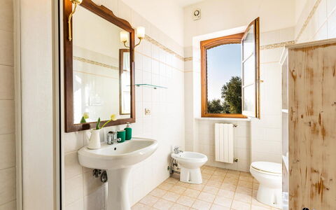 Il Poggiarellino 14: Luminaire Plomberie, Salle De Bains, Sol, Design Intérieur, Robinet, Plomberie, Évier, Sol, Lavabo, Toilette
