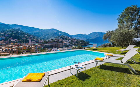 Villa Baia Blu 12: Bleu, Montagnes Relief, Colline, Montagne, Piscine, Chaîne De Montagnes, Recours, Station De Montagne, Crête, Ville Resort