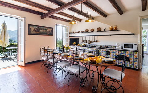 Villa Baia Blu 12: Meubles, Table Cuisine Et Salle A Manger, Domicile, Chaise, Salle À Manger, Cuisine, Plante D'Appartement, Biens, Recours, Comptoir