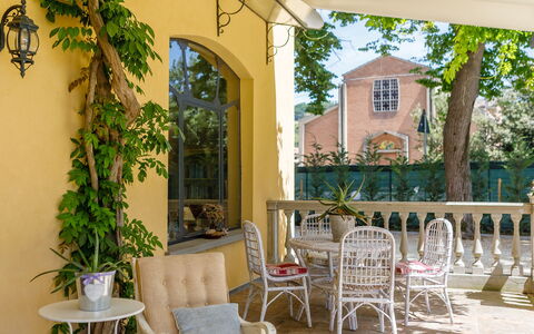 La Casa di Nanì 8: Meubles, Porche, Porte, Chaise, Mobilier De Jardin, Domicile, Pot De Fleur, Ombre, Colonne, Plante D'Appartement