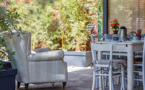 La Casa di Nanì 8: Meubles, Chaise, Design Intérieur, Table, Pot De Fleur, Pièce, Mobilier De Jardin, Salle À Manger, Plante D'Appartement, Table Cuisine Et Salle A Manger