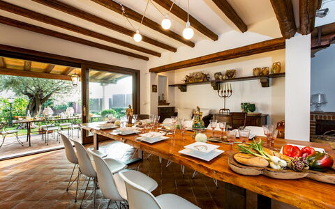 Villa Alba 12: Meubles, Design Intérieur, Table, Plafond, Table Cuisine Et Salle A Manger, Chaise, Domicile, Pièce, Salle À Manger, Restaurant