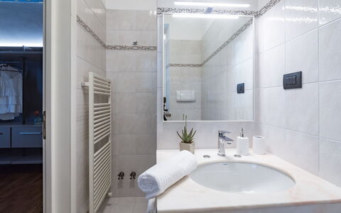 Villa Ninetta 10+1: Design Intérieur, Luminaire Plomberie, Salle De Bains, Sol, Sol, Robinet, Évier, Plomberie, Pièce, Domicile