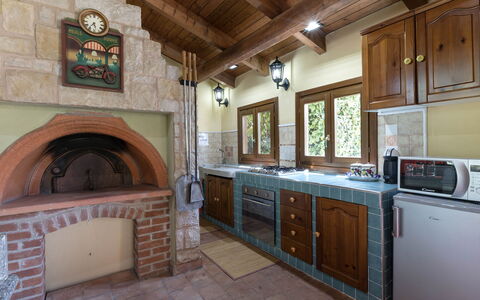 Villa Miki 10: Bois, Cuisine, Design Intérieur, Sol, Meubles, Comptoir, Domicile, Plafond, Cabinetry, Porte
