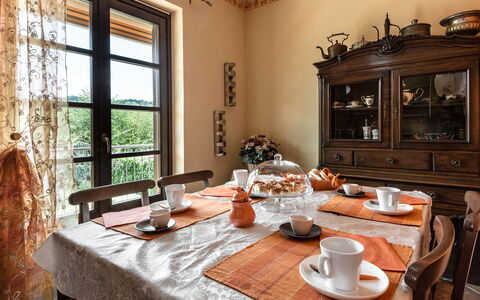 Villa Miki 10: Meubles, Design Intérieur, Table, Salle À Manger, Chaise, Bois, Table Cuisine Et Salle A Manger, Sol, Pièce, Éclairage