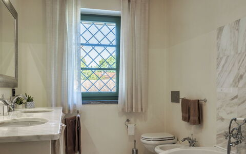 Villa Elsa 6: Luminaire Plomberie, Design Intérieur, Salle De Bains, Domicile, Robinet, Plomberie, Évier, Lavabo, Tuile, Luminaire
