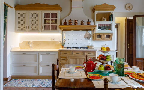 Ca' Pellicciano 8: Meubles, Design Intérieur, Cuisine, Cabinetry, Bois, Sol, Comptoir, Pièce, Éclairage, Placard
