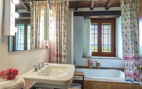 La Cerqua 8: Design Intérieur, Textile, Plafond, Sol, Sol, Salle De Bains, Rideau, Luminaire Plomberie, Traitement De Fenetre, Pièce
