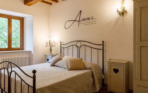 Villa Agostini 10: Lit, Meubles, Literie, Chambre, Design Intérieur, Drap De Lit, Mur, Bois, Sol, Sol