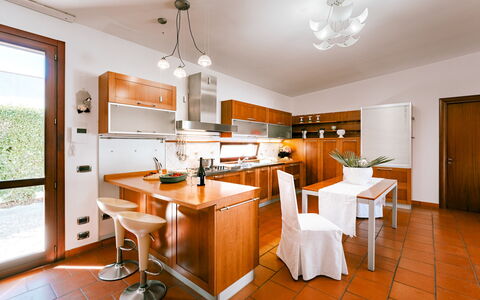 Villa Demal 8+2: Cuisine, Meubles, Design Intérieur, Sol, Appareil De Cuisine, Comptoir, Bois, Cabinetry, Domicile, Sol