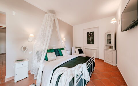 Villa Demal 8+2: Meubles, Design Intérieur, Lit, Chambre, Plafond, Sol, Sol, Drap De Lit, Literie, Éclairage