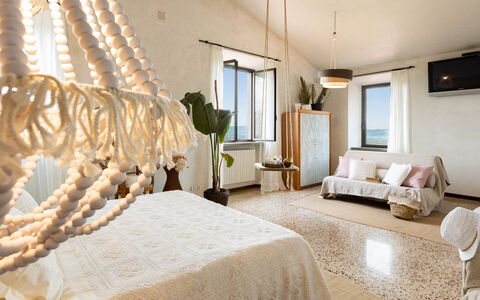 Villa Desiderio 9: Chambre, Design Intérieur, Lit, Meubles, Textile, Literie, Éclairage, Drap De Lit, Linge, Sol