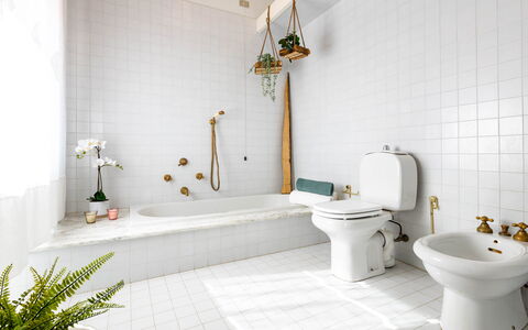 Villa Desiderio 9: Salle De Bains, Luminaire Plomberie, Toilette, Siège De Toilette, Plomberie, Robinet, Sol, Design Intérieur, Évier, Tuile