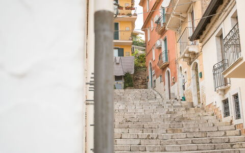 Attico Giafari 6: Mur, Escaliers, Quartier, Composite, Balcon, Appartement, Balustrade, Béton, Ruelle