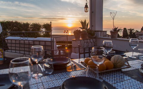 Attico Giafari 6: Crépuscule, Balcon, Tableau De Plein Air, Soirée, Chaise, Mobilier De Jardin, Pot De Fleur, Le Coucher Du Soleil, Restaurant, Table Cuisine Et Salle A Manger