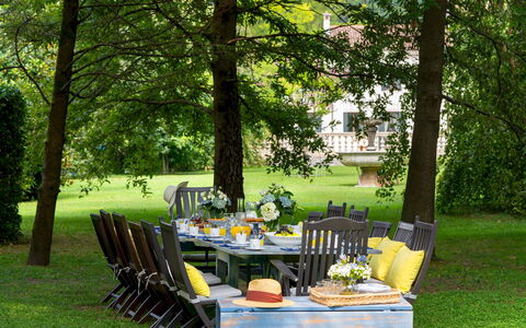 Villa Barchessa Panigai 8: Meubles, Mobilier De Jardin, Chaise, Table, Jardin, Tableau De Plein Air, Pelouse, Ombre, Arrière-Cour