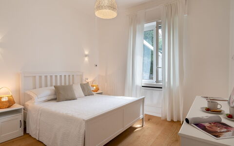 Villa Scirocco 10+2: Meubles, Lit, Design Intérieur, Chambre, Mur, Literie, Sol, Drap De Lit, Bois, Sol
