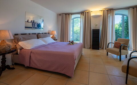 Villa le Cave 12: Meubles, Design Intérieur, Lit, Chambre, Sol, Sol, Textile, Éclairage, Pièce, Drap De Lit