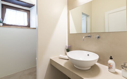 Villa Casanostra 12: Salle De Bains, Design Intérieur, Luminaire Plomberie, Sol, Mur, Lavabo, Sol, Miroir, Évier, Robinet