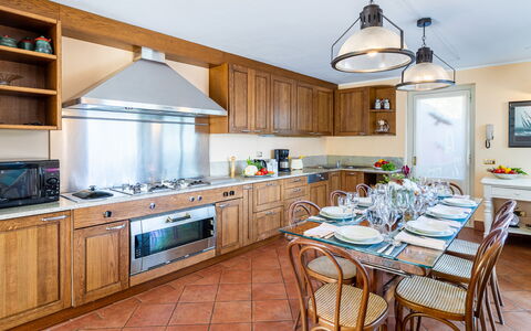 Villa la Dolce 8: Cuisine, Meubles, Design Intérieur, Comptoir, Sol, Cabinetry, Appareil De Cuisine, Bois, Plafond, Principaux Appliance