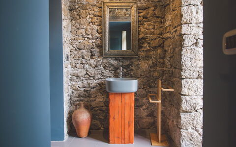 Torre Pirandello 6: Mur, Luminaire Plomberie, Mur De Pierre, Robinet, Plomberie, Salle De Bains, Brique, Tache De Bois, Matériau Naturel, Dur