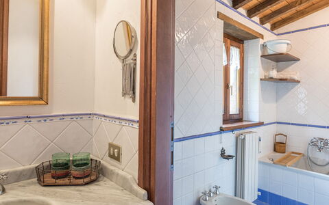 Villa Paola 6: Luminaire Plomberie, Design Intérieur, Sol, Robinet, Plomberie, Évier, Lavabo, Sol, Salle De Bains, Domicile