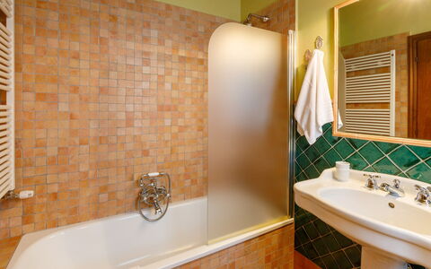 La Tana del Ghiro 18: Salle De Bains, Baignoire, Luminaire Plomberie, Sol, Design Intérieur, Sol, Robinet, Plomberie, Lavabo, Tuile