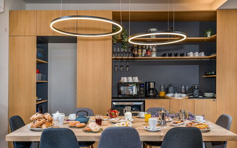 Villa Provenza 12+4: Meubles, Design Intérieur, Bois, Table Cuisine Et Salle A Manger, Luminaire, Table, Salle À Manger, Plafond, Éclairage, Sol