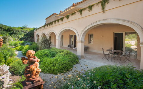Villa Passo degli Aironi 12: Arbuste, Architecture, Communauté Des Plantes, Domicile, Jardin, Biens, Couverture De Sol, Hacienda, Aménagement Paysager