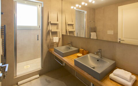 Villa Passo degli Aironi 12: Lavabo, Luminaire Plomberie, Sol, Design Intérieur, Mur, Évier, Salle De Bains, Bois, Sol, Robinet