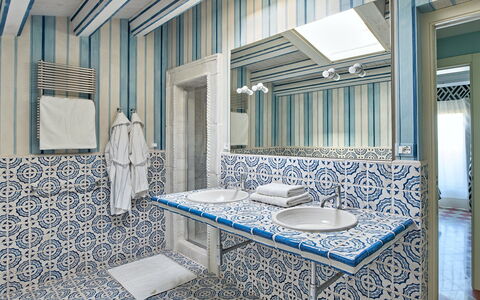 Villa Majoli 9: Bleu, Design Intérieur, Sol, Sol, Tuile, Luminaire Plomberie, Salle De Bains, Plafond, Pièce, Robinet