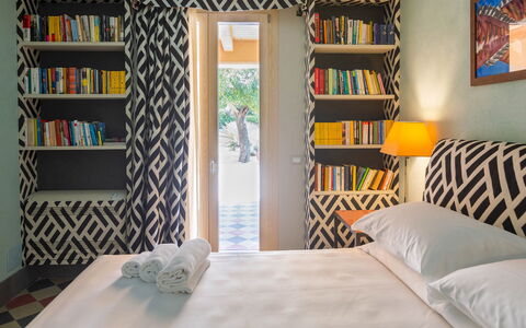 Villa Majoli 9: Meubles, Design Intérieur, Chambre, Jaune, Sol, Textile, Lit, Sol, Throw Pillow, Coussin