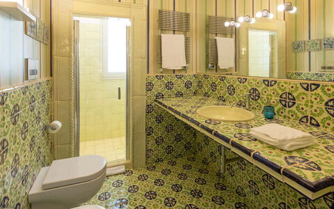 Villa Majoli 9: Lavabo, Salle De Bains, Sol, Design Intérieur, Sol, Luminaire Plomberie, Évier, Robinet, Siège De Toilette, Tuile